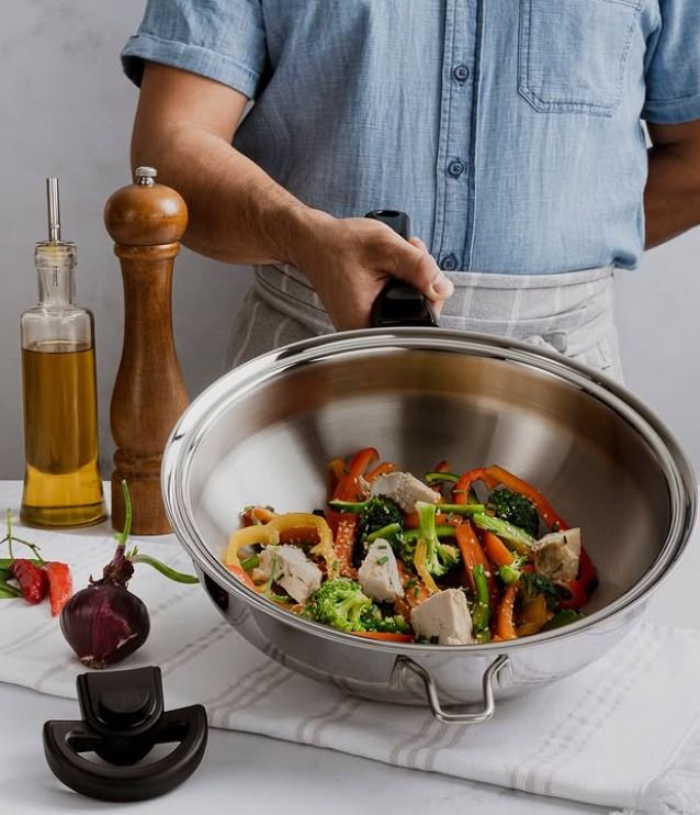 Prepara un salteado de pollo con vegetales en el wok Classica® 5QT. Cocina rápida, saludable y llena de sabor. #HechoEnClassica