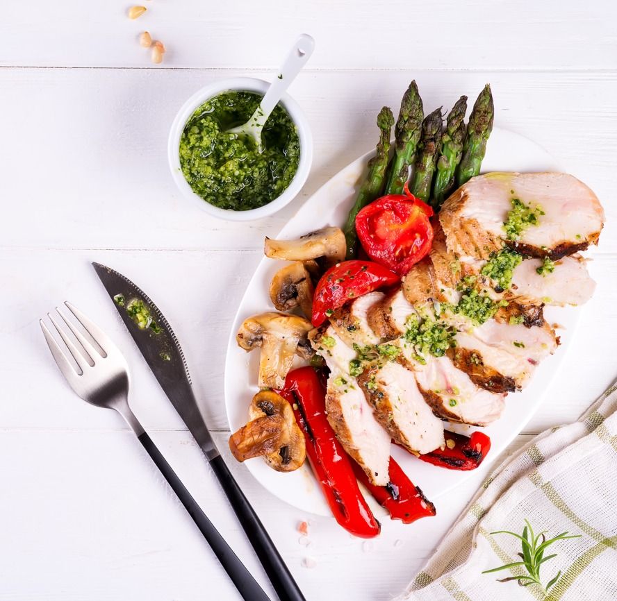 Pollo grillado con espárragos, champiñones y tomates en sartén Classica® 10”