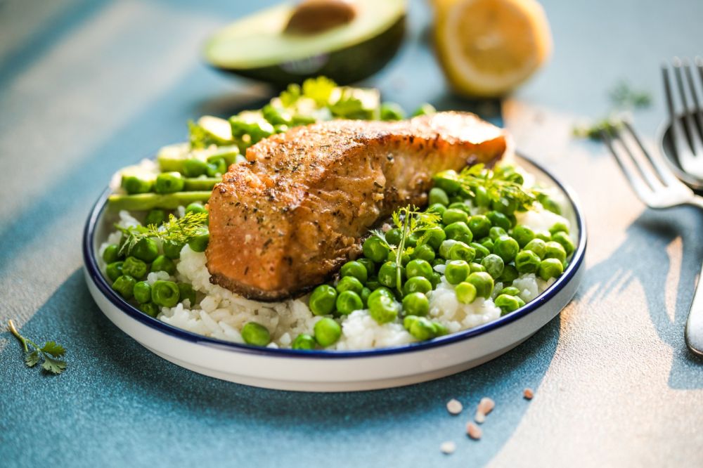 Salmón marinado con limón, arroz blanco y arvejas verdes en Classica®: balance perfecto en tu plato