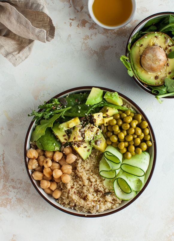 Bowl saludable con quinua, garbanzos y aguacate en Classica®: equilibrio en cada bocado