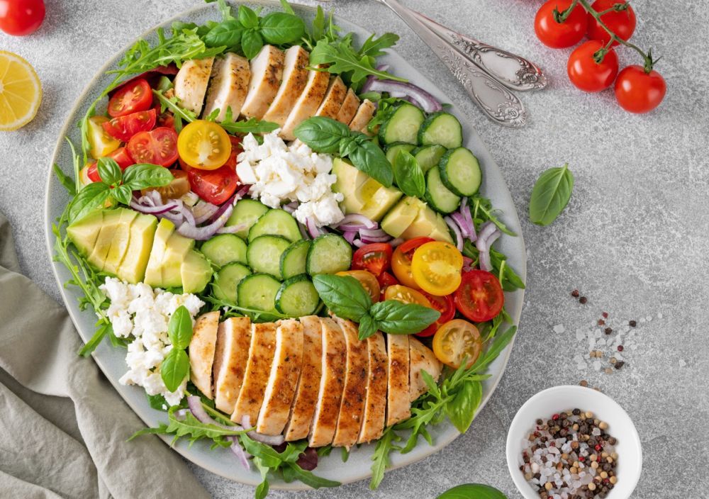 Ensalada de pollo asado con aguacate, feta y vegetales frescos en sartén Classica®