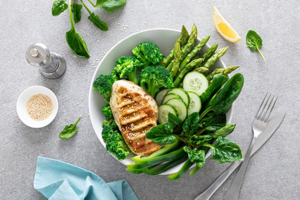 Ensalada de pollo asado con aguacate, feta y vegetales frescos en sartén Classica®